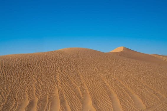 Piesočná púšť v Dubaji v Spojených arabských emirátoch.