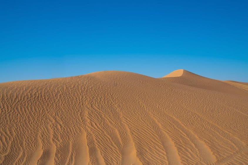 Piesočná púšť v Dubaji v Spojených arabských emirátoch.