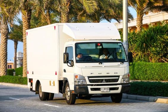 Nákladné auto Mitsubishi Fuso Canter v Dubaji.