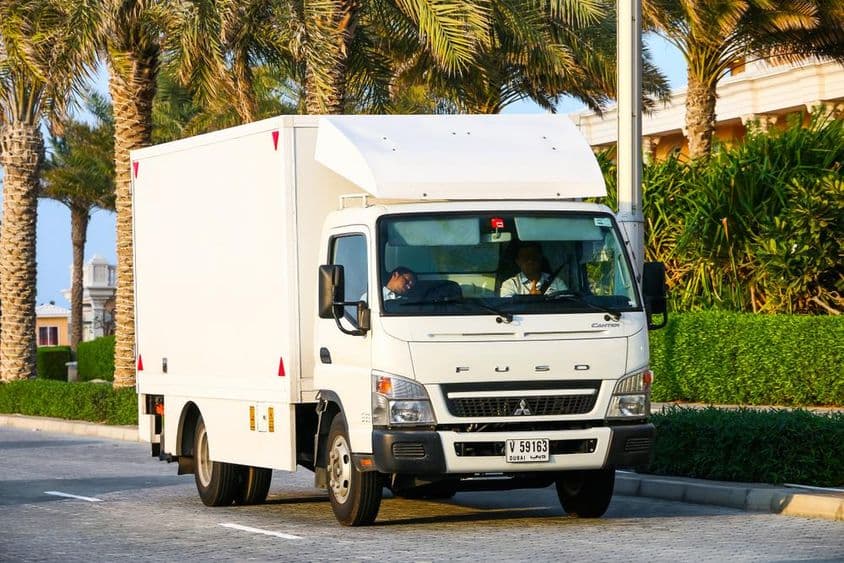 Nákladné auto Mitsubishi Fuso Canter v Dubaji.