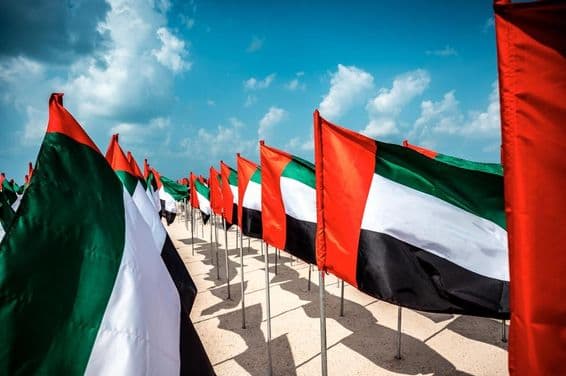Vlajky Spojených arabských emirátov vejúce vo vetre na obľúbenej pláži v Dubaji.