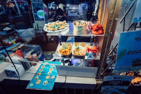 Tradičná thajská kuchyňa na plávajúcej reštaurácii s pouličnými jedlami v Global Village, Dubaj.