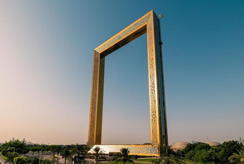 Dubajský rám zlatá veža na úsvite.