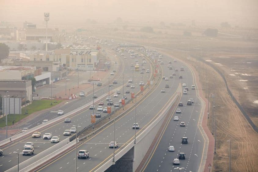 Pohľad na rušné diaľnice pri prístupe do centra Dubaja.