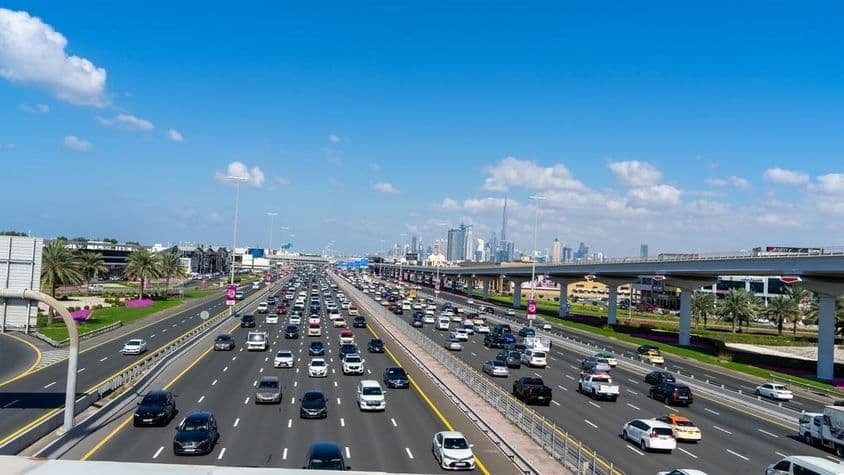 Diaľnice, rýchlostné cesty, diaľnice a križovatky v Dubaji, Spojené arabské emiráty.