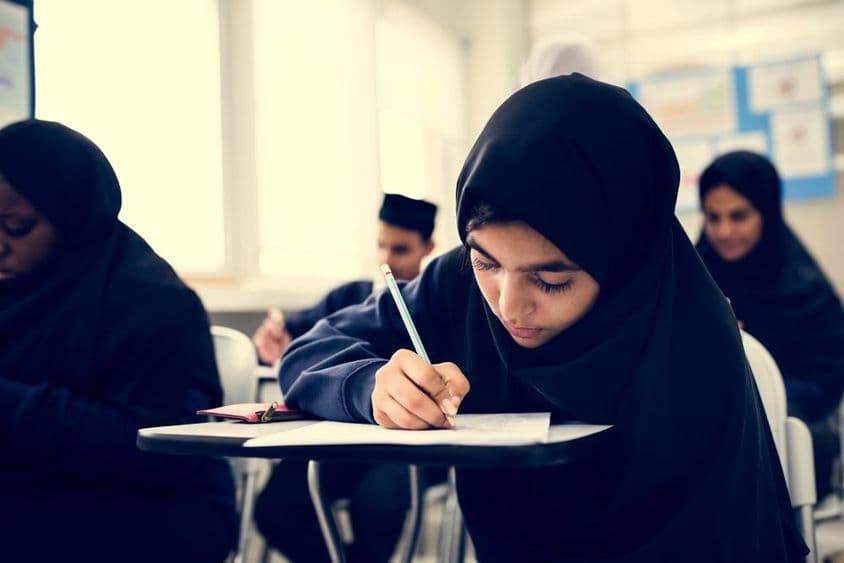 Moslimské deti sa učia v triede.