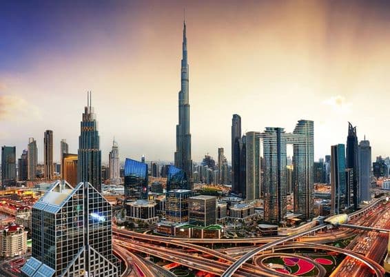 Panoráma obchodného štvrte v Dubaji pri západe slnka.