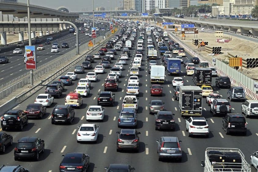Dopravná zápcha na ceste Šejka Zayeda v Dubaji.
