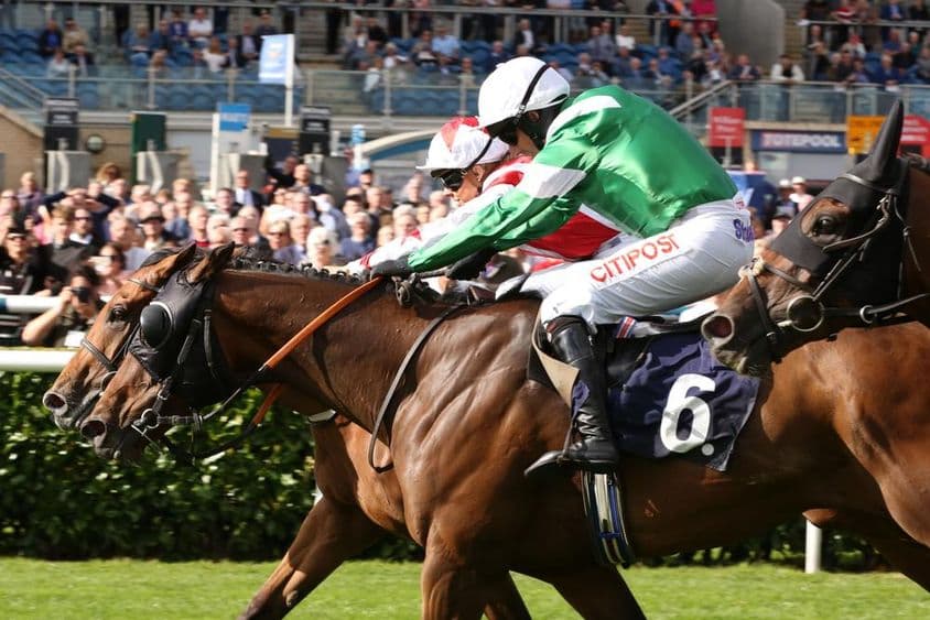 Legendárne dostihy, len o vlások v cieli.