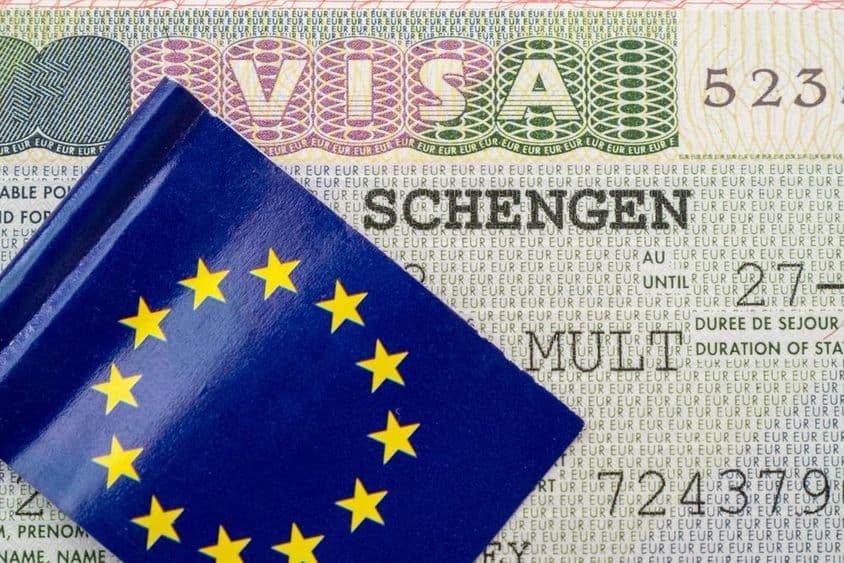 Detail schengenského víza s vlajkou EÚ v Berlíne.