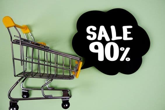 Zľava 90% text s bublinou a nákupným košíkom.