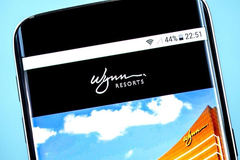 Logo spoločnosti Wynn Resorts zobrazené na obrazovke smartfónu.