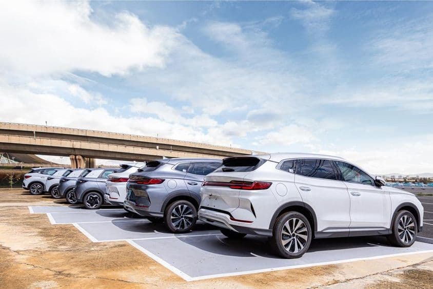 Flotila moderných áut na parkovisku autosalónu.