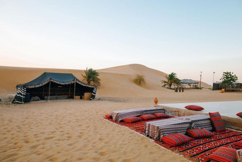 Kempovací tábor pre turistov v púšti Al Khatim, Abú Zabí, Spojené arabské emiráty.