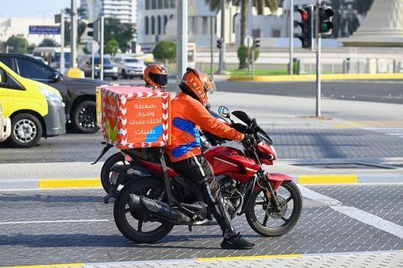 Kuriéri online doručovacej spoločnosti Talabat na ulici v Abu Dhabi.