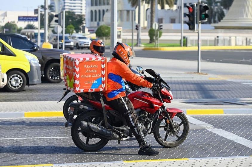 Kuriéri online doručovacej spoločnosti Talabat na ulici v Abu Dhabi.