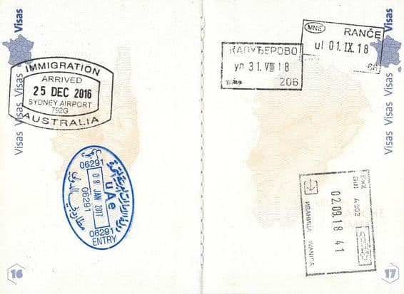 Imigračné pečiatky vo francúzskom pase.