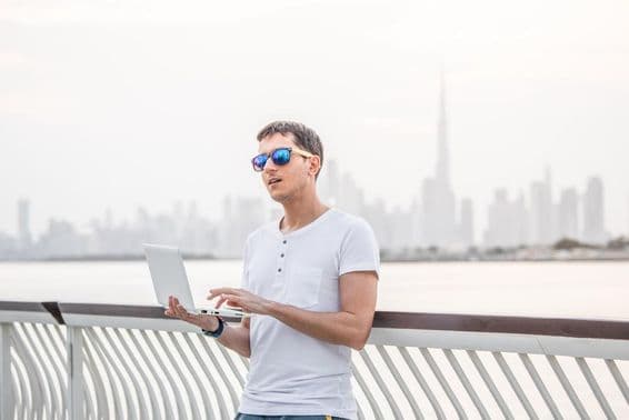 Šťastný mužský programátor na voľnej nohe.