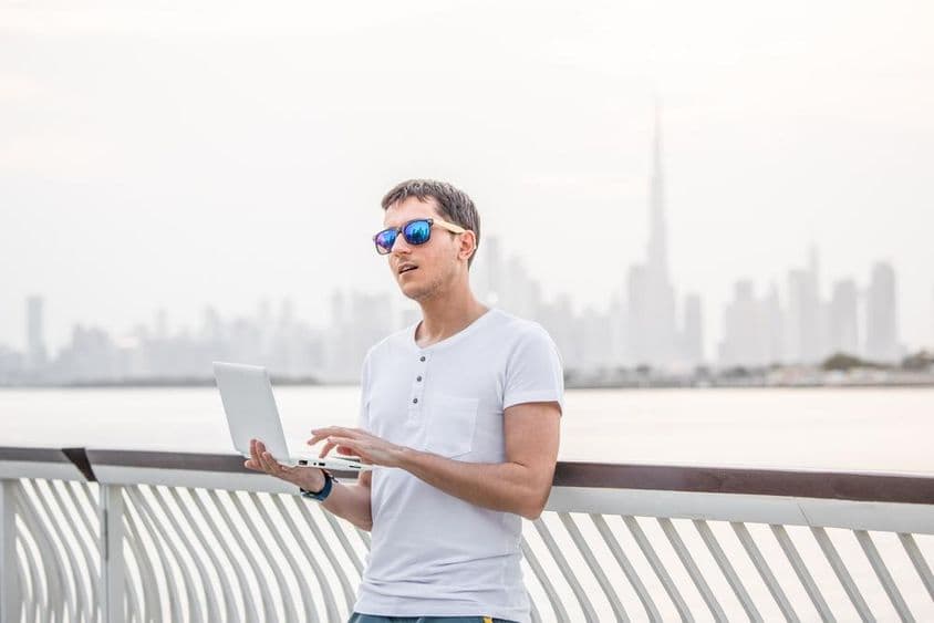 Šťastný mužský programátor na voľnej nohe.