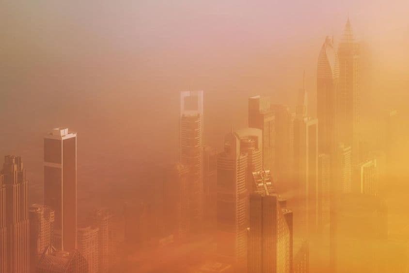 Dubaj počas piesočnej búrky, letecký pohľad počas prachovej búrky.