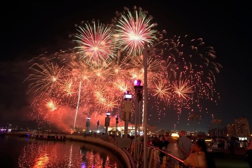 Dubajské Festivalové centrum DFC, ohňostroje.