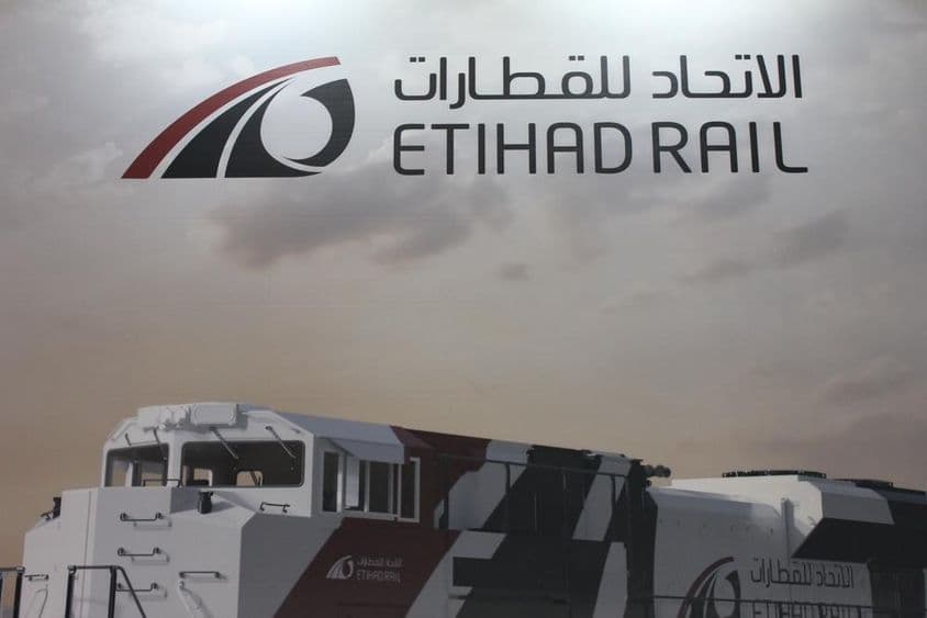 Návštevníci si prezerajú expozíciu na Middle East Rail 2021.