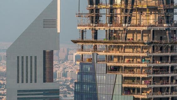 Výstavba nového moderného mrakodrapu v Dubaji.