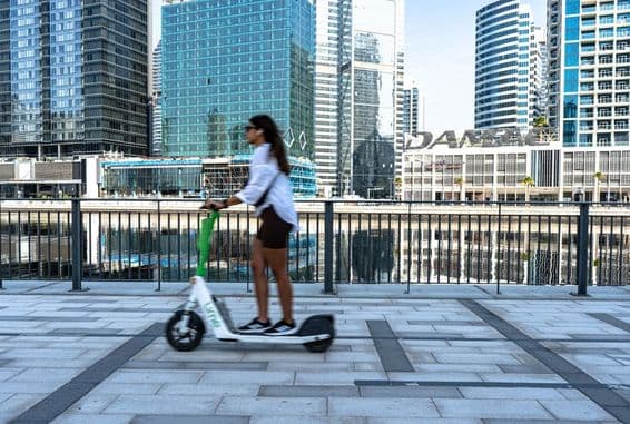 Elektrická kolobežka na promenáde Dubai Marina.