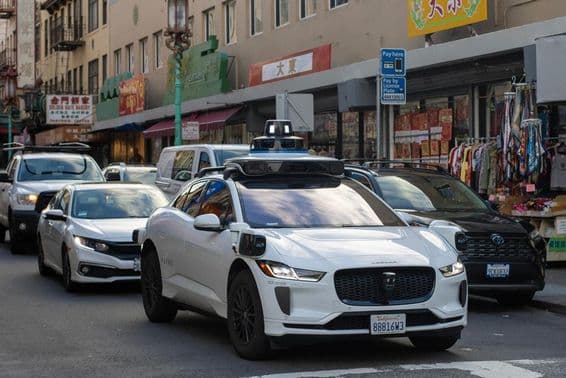Waymo robotaxi navigujúce rušné, úzke ulice čínskej štvrte San Francisca.