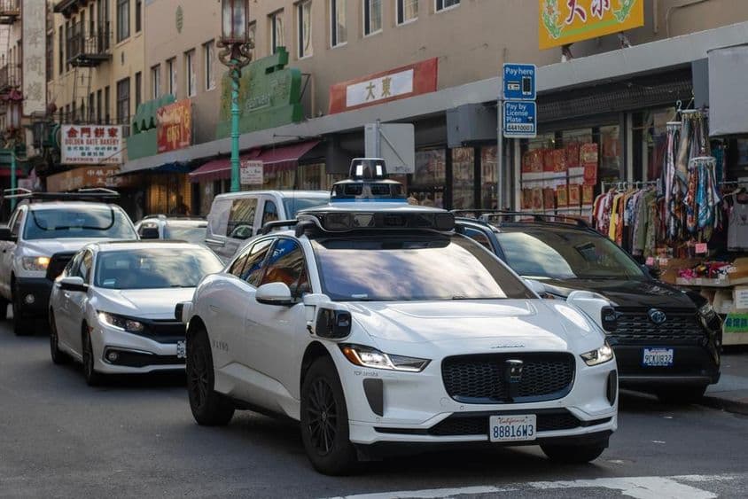 Waymo robotaxi navigujúce rušné, úzke ulice čínskej štvrte San Francisca.