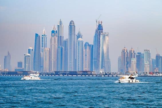 Dubajská Marina, pohľad na mrakodrapy vrátane Princeznej veže, Ciel a Elite Residences Tower.