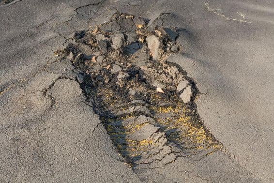 Asfaltový povrch cesty bol odstránený kvôli zlej realizácii.