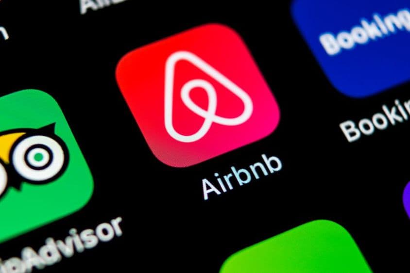 Ikona aplikácie Airbnb na obrazovke Apple iPhone X.