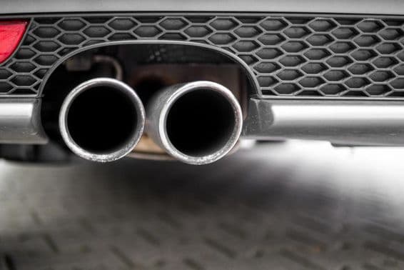 Strieborná výfuková rúra automobilu.