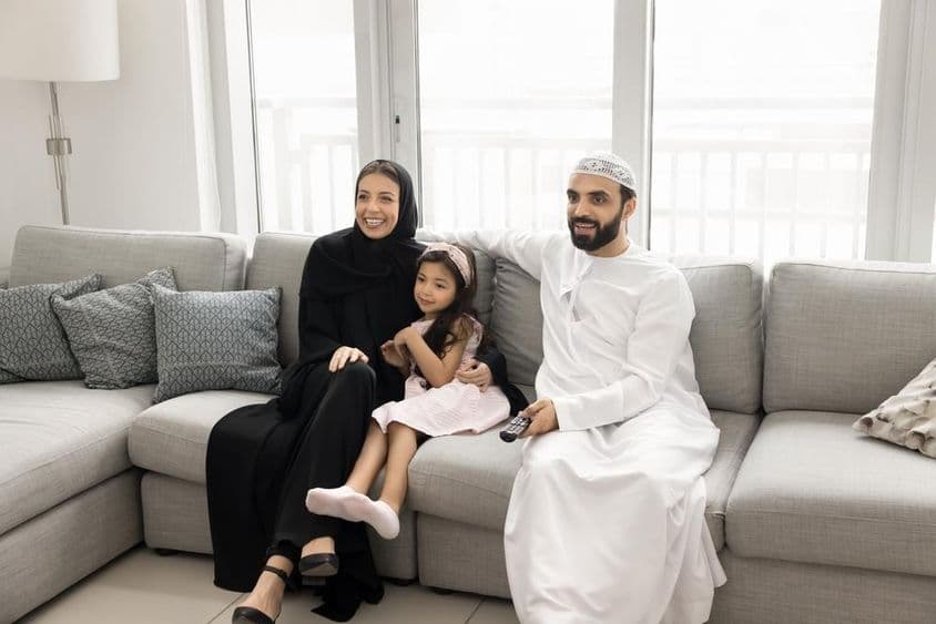 Šťastná milujúca arabská rodina s mladými rodičmi.