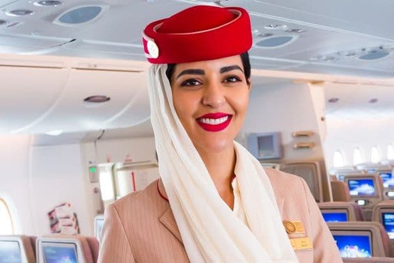 Usmievajúca sa letuška, Emirates letecká spoločnosť.
