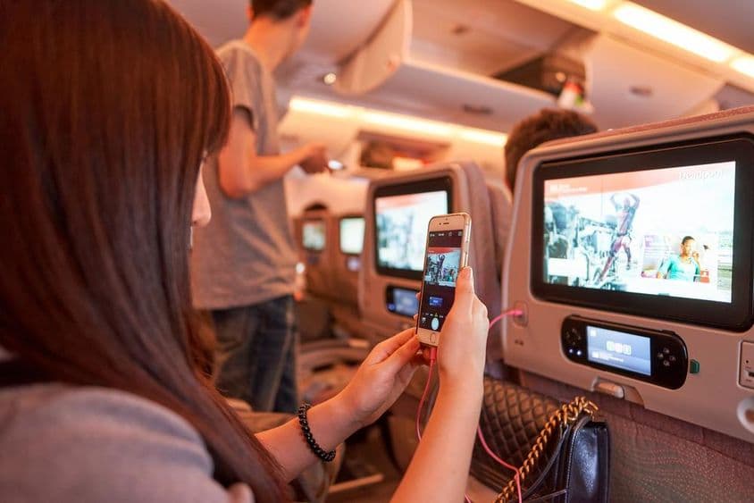 Žena na palube Emirates A380.