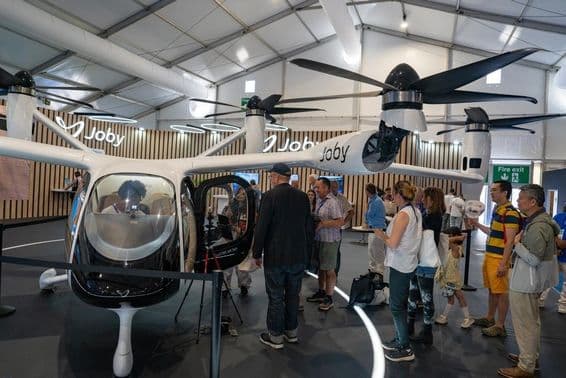 Stánok Joby Aviation na Farnborough International Airshow v piatok.