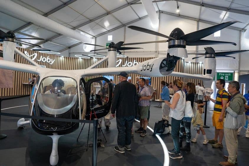 Stánok Joby Aviation na Farnborough International Airshow v piatok.
