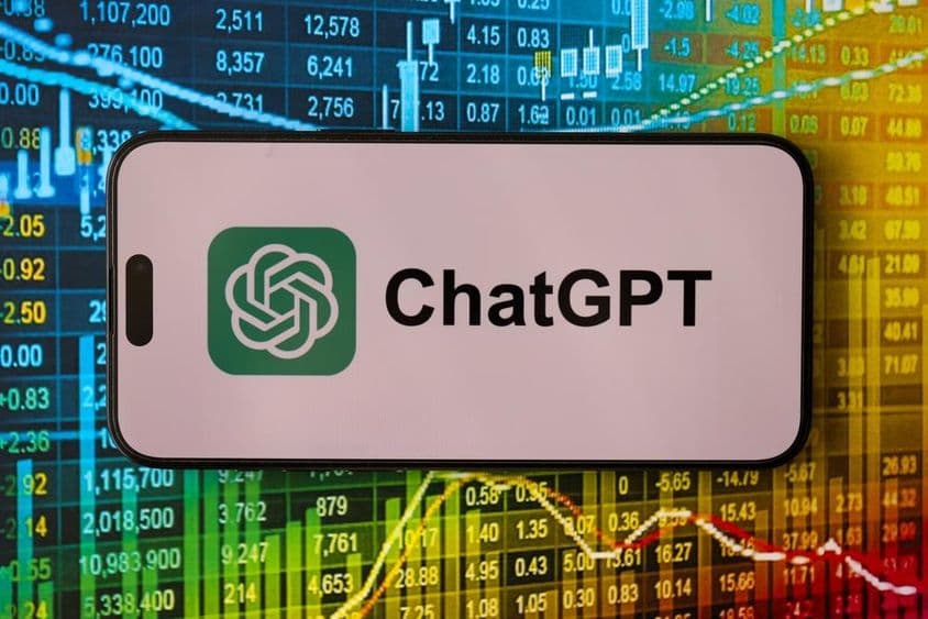 Smartfón s oficiálnym logom ChatGPT.