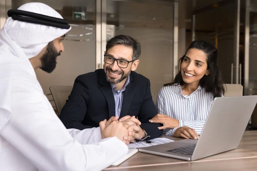 Šťastný latinskoamerický pár sa stretáva s arabským realitným agentom.