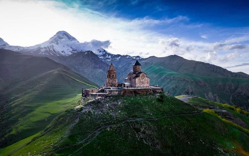 Trojka kostol, bežne známa ako Kazbegi kláštor, pri dedine Stepantsminda v Gruzínsku.