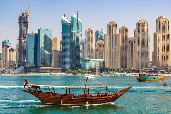 Stará drevená dhow loď plávajúca v Dubaj Marina.