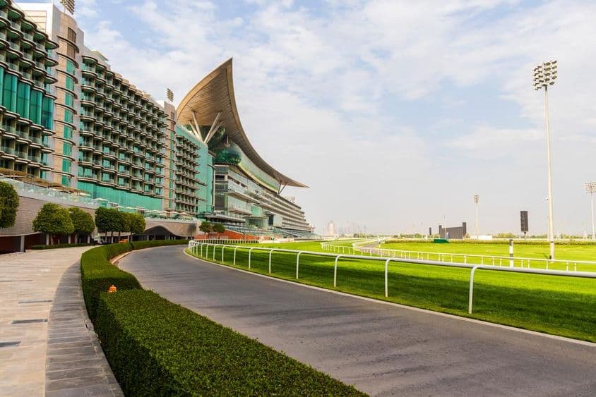 Hotel Meydan a dostihová dráha.