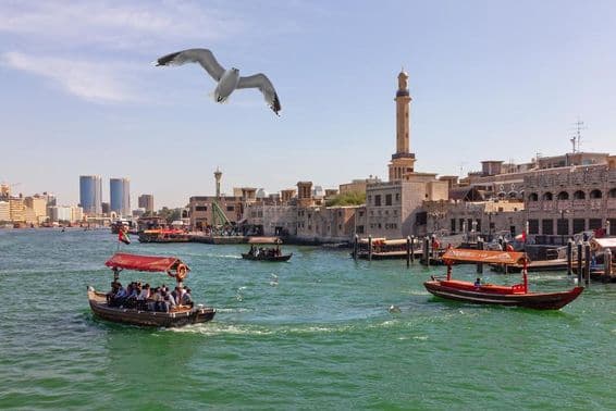 Abra lode na Dubajskom kanáli v starom meste.