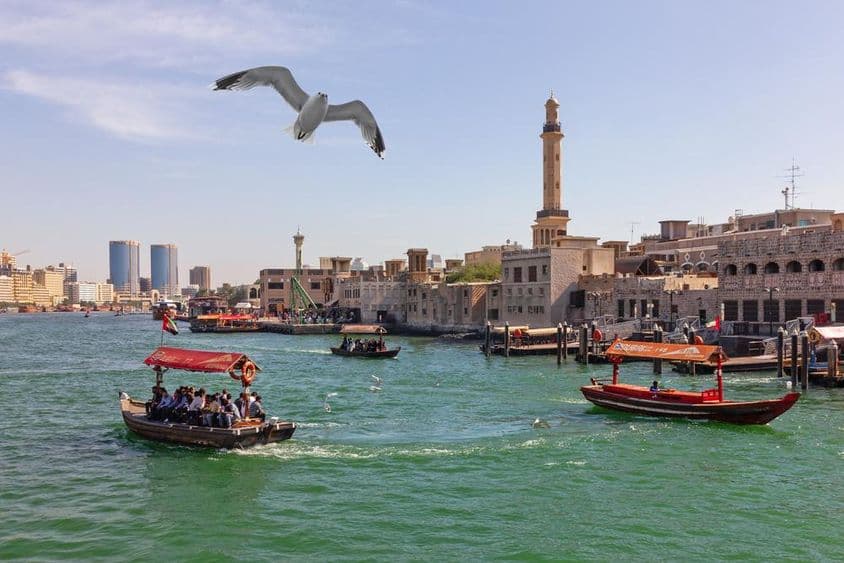 Abra lode na Dubajskom kanáli v starom meste.