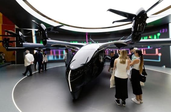 Elektrický vzdušný taxík eVTOL Archer Aviation Midnight vystavený.