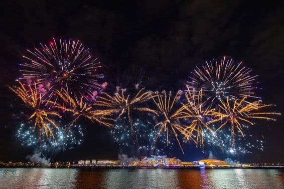 Ohňostroj nad Al Bandar Island s výhľadom na Yas Island v Abú Dhabí.