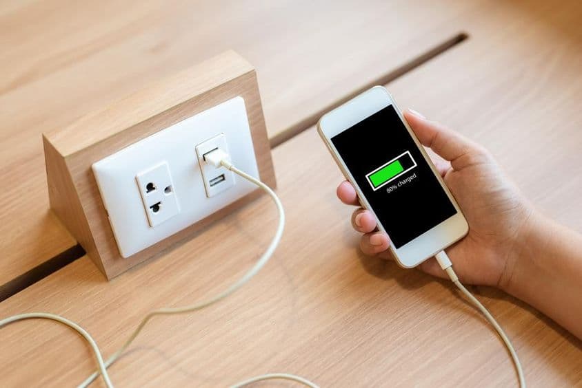 Smartfón nabíjaný z vstavaného USB portu.