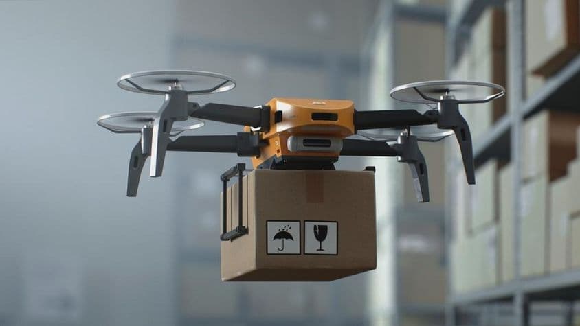 Dron bez pilota doručujúci kartónovú krabicu.